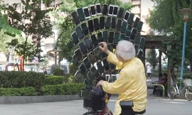 Sốc với cụ ông 70 tuổi chơi điện tử bằng 64 điện thoại cùng lúc