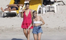 Hoa hậu Hoàn vũ Mỹ 2012 quyến rũ khi diện váy khoét sâu, không nội y 