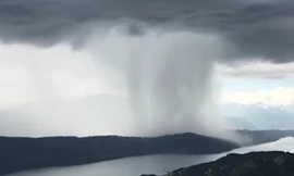 Hoảng hồn nhìn “sóng thần” đổ ập từ trên trời xuống