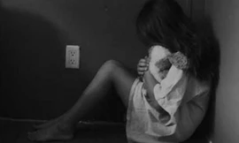 Mở phim đồi trụy cho hai bé gái xem rồi thực hiện hành vi đồi bại