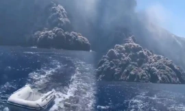 Kinh hoàng cảnh thuyền chạy núi lửa phun trào trên biển như phim tận thế