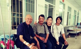 Nghệ sĩ Lê Bình rạng rỡ trong ngày xuất viện