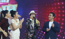 Cụ U90 gây 'sốt' khi vừa thổi kèn harmonica bằng mũi vừa ăn... chuối