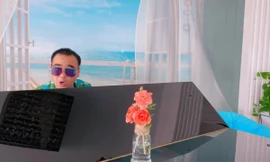 Quyền Linh gây 'sốt' với khả năng đàn và hát