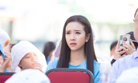 Á hậu Thúy An rơi nước mắt vì bệnh nhi trong ngày hội Hoa hướng dương