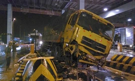 Xe tải tông sập cabin thu phí