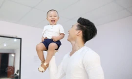 Showbiz 14/7: Tại sao clip Quốc Nghiệp tập xiếc cho con gây tranh cãi?