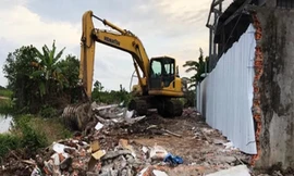 Chủ tịch tỉnh Cà Mau tháo dỡ công trình, kiến trúc bàn giao đất cho Nhà nước. Ảnh: Hoàng Hạnh. 