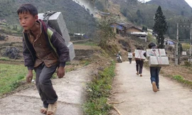 Cậu bé Hà Giang 12 tuổi cõng gạch cay kiếm 18.000 đồng/ngày được hỗ trợ hơn 40 triệu đồng