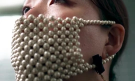 Xuất hiện chiếc khẩu trang làm bằng 310 viên ngọc trai thật với giá 'khủng'