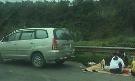 6 người rải chiếu ngồi ăn ở làn khẩn cấp cao tốc Nội Bài - Lào Cai