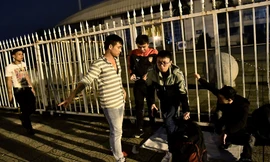 Vạ vật trắng đêm ở Mỹ Đình chờ mua vé AFF Cup