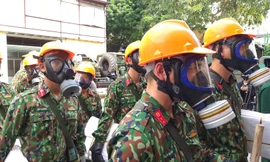 Bộ đội Hóa học vào hiện trường, tiến hành khử độc ở nhà máy Rạng Đông