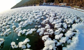 Phát 'sốt' với clip đi trên mặt hồ nước sâu nhất Trái Đất khi đóng băng