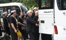 'Thị Nở' Đức Lưu lặng người theo xe chở linh cữu tiễn biệt Bùi Cường 