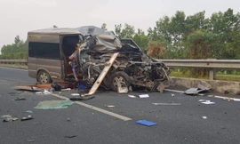 Vụ va chạm khiến đầu xe khách 16 chỗ biến dạng hoàn toàn