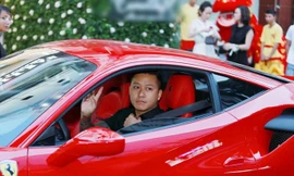 Tuấn Hưng bên siêu xe của mình.