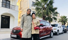 Cặp vợ chồng U70 'lên rừng xuống biển' với VinFast