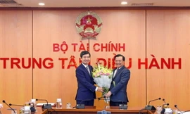 Bộ trưởng Đinh Tiến Dũng trao quyết định và chúc mừng tân Thứ trưởng Tạ Anh Tuấn. 