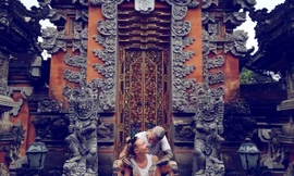 Cặp vợ chồng trẻ bị 'ném đá' vì xin tiền dân mạng đi du lịch