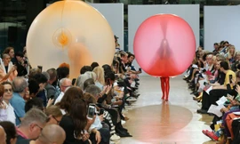 Trang phục làm từ 'bóng bay bị kim châm' gây sửng sốt