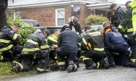 Lính cứu hỏa Mỹ quỳ gối khi giải cứu bất thành hai mẹ con trong bão