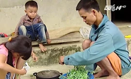 Vợ bỏ đi, người đàn ông tật nguyền một mình lầm lũi nuôi 2 con thơ