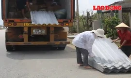 Sau bão số 10: Tấm lợp tăng giá, bán không kịp