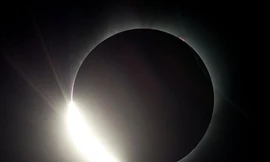 Nước Mỹ chìm dưới bóng tối trong nhật thực toàn phần