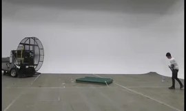 Cười té ghé xem thanh niên cố dùng quạt công suất lớn để bơm bóng