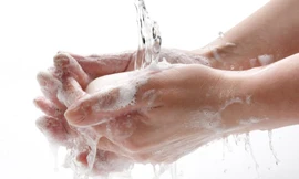 Xà bông làm sạch cơ thể như thế nào?