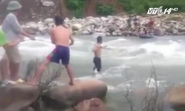 Cảm động thầy giáo kéo phao, giúp học sinh vùng lũ vượt suối tựu trường