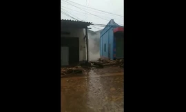 Nhà 3 tầng ở Sơn La đổ sụp xuống dòng lũ dữ trong tích tắc