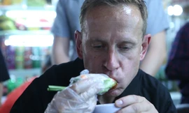 Huyền thoại Dortmund ăn bánh xèo, bánh cuốn tại chợ Bến Thành