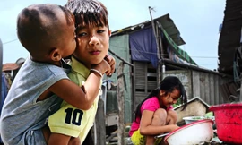 Những đứa trẻ đói nghèo ở 'xóm ốc' ven Sài Gòn