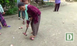 Cụ già U80 vác gậy chơi môn 'thể thao quý tộc' ở làng quê Hà Nội