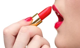 Nguy hại tiềm ẩn khi sử dụng son môi thường xuyên