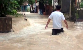 Nước cuồn cuộn sau mưa, nhấn chìm hàng trăm nhà dân ở Đồng Nai