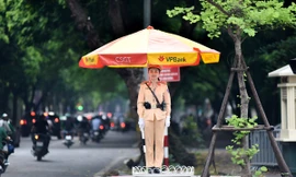 Công việc “dầm mưa, dãi nắng” của nữ CSGT Hà Nội