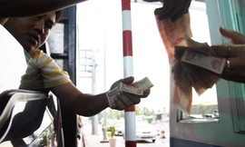 Tài xế nhét 500 đồng trong chai nhựa phản đối trạm thu phí