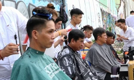 Tiệm cắt tóc miễn phí trên bãi đất trống ở Sài Gòn