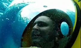 Thích thú trò chơi 'lái xe' ngắm cảnh dưới... đáy đại dương