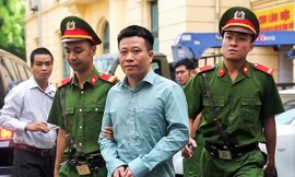 Cảnh sát áp giải Hà Văn Thắm và đồng phạm đến tòa