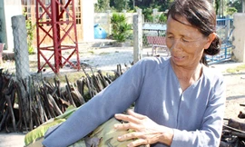 Chuẩn bị lá cho món bánh ít không thể thiếu