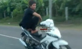 'Yêng hùng' nằm trên yên, lao xe máy vun vút