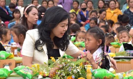 Phu nhân Tổng Bí thư Tô Lâm tặng quà trẻ em vùng cao Điện Biên
