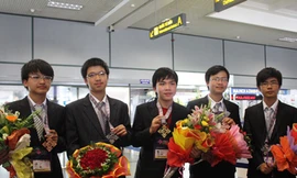 Chàng trai vàng Olympic Vật lý lập “cú hatrick”