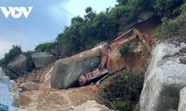 Tài xế bị tảng đá lớn đè trúng, tử vong trong cabin