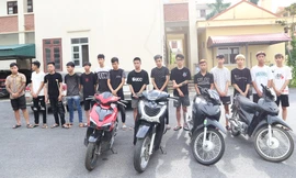 Tìm đối thủ hỗn chiến, nhóm thanh thiếu niên đánh luôn người đi đường