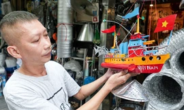 Về miền ký ức tuổi thơ với món đồ chơi Trung thu 'tàu thủy sắt tây'